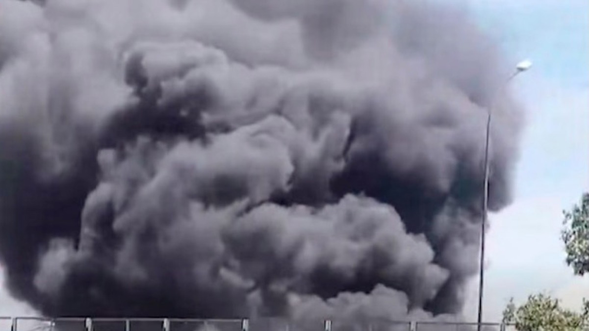 Brucia materiale plastico, enorme nube nera nel Napoletano - 