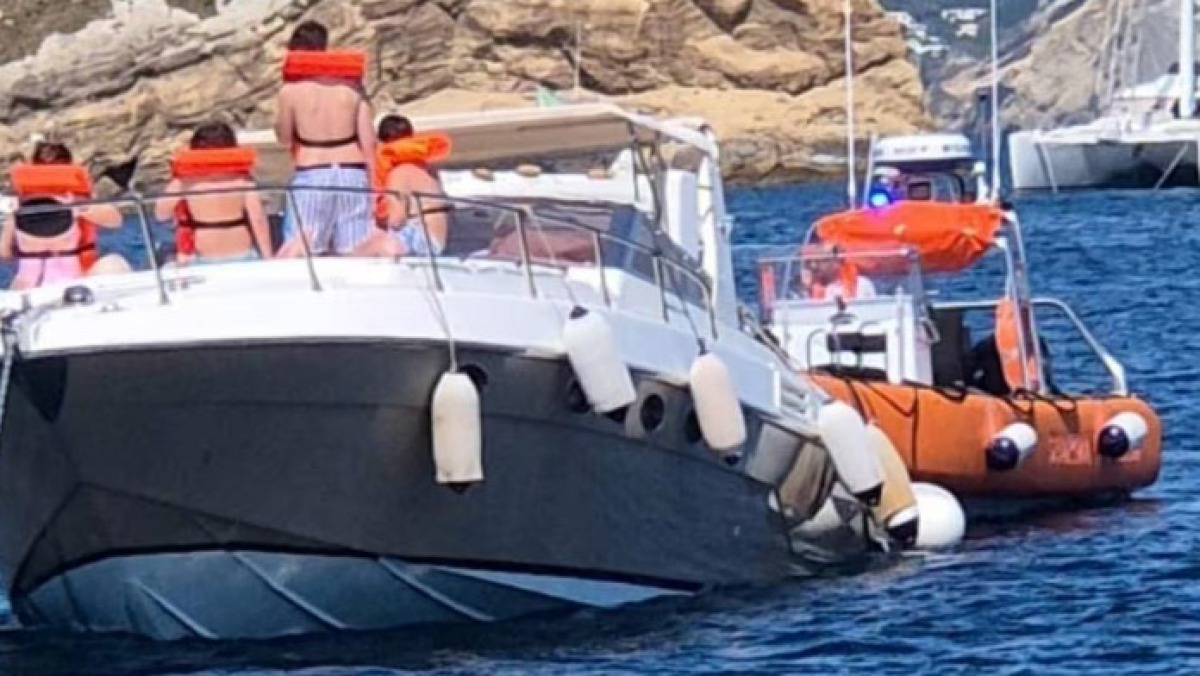 Barca a picco, salvata famiglia con tre bambini - 