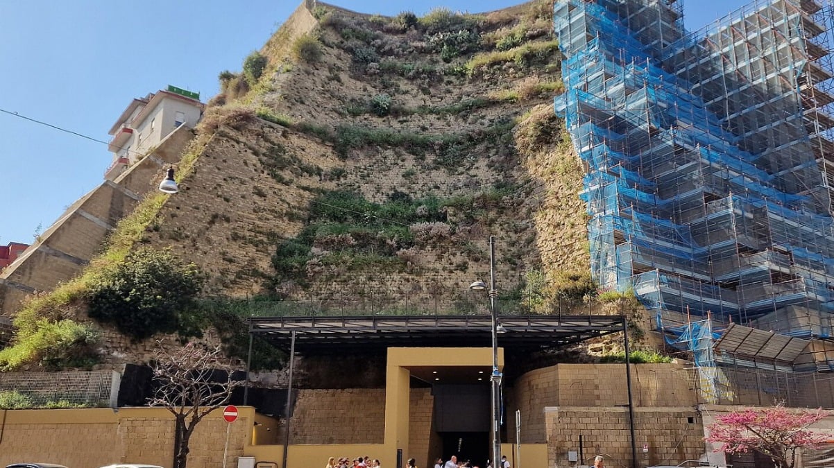 Cade nel vuoto da Monte Echia per scattare una foto - 