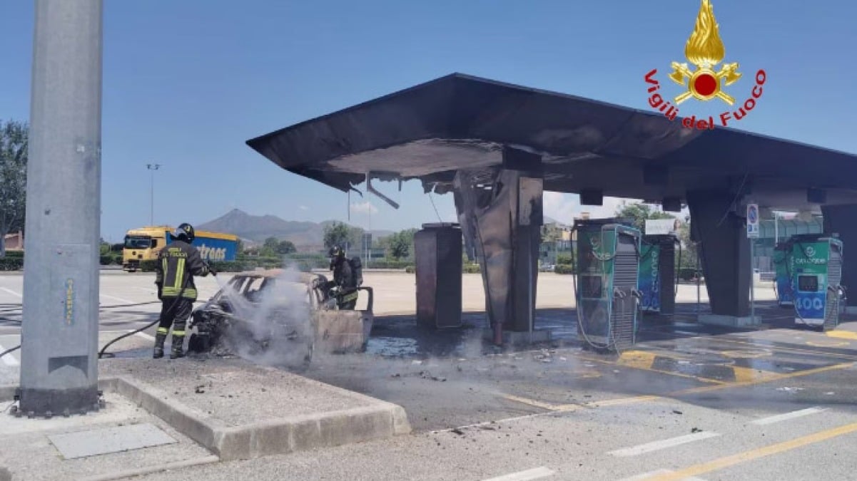 Auto prende fuoco e distrugge le colonnine per le auto elettriche - 