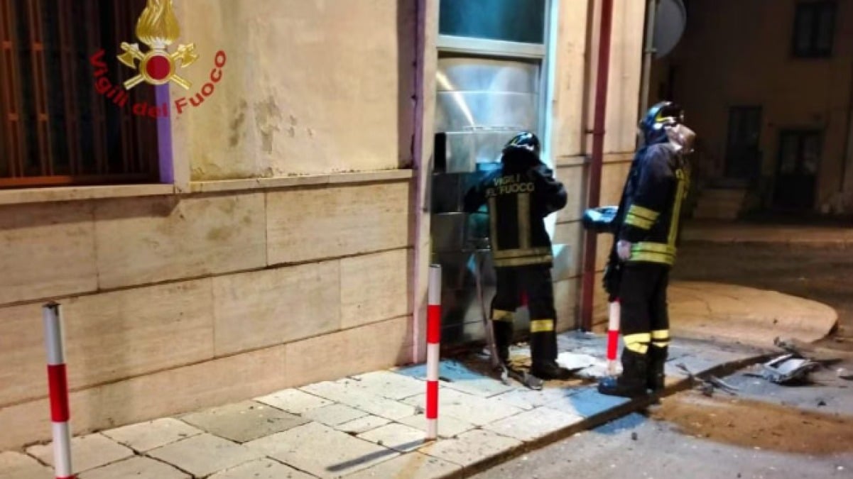 Postamat distrutti dalle bombe: prelievi vietati di notte - 