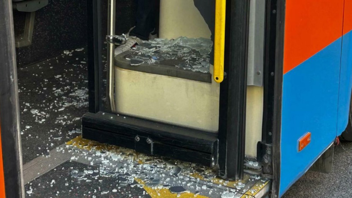 Bus frena, passaggera si ferisce contro un vetro - 