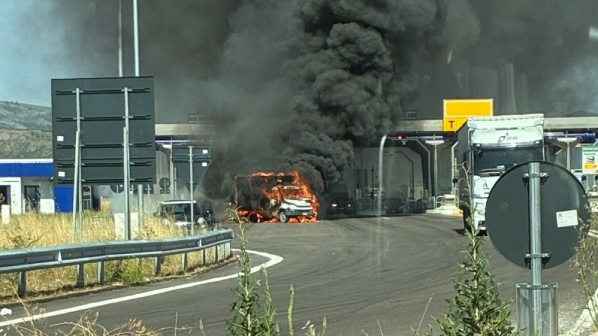 Camion prende fuoco all'uscita dell'A30