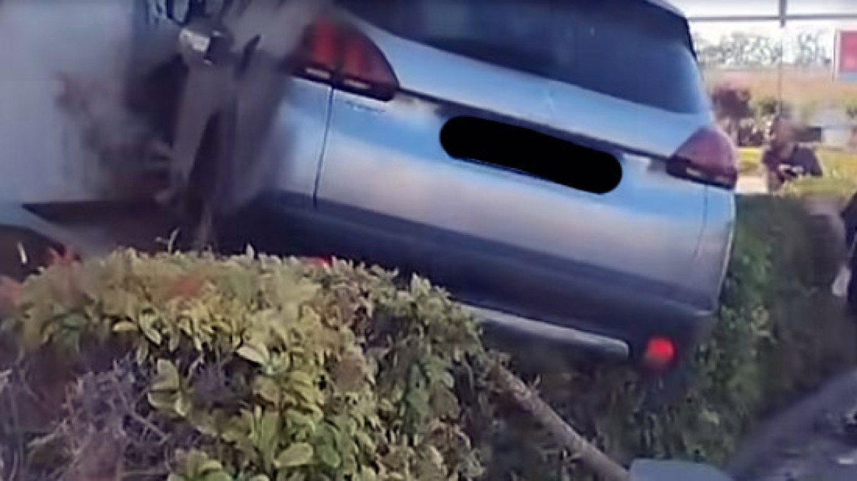 Auto fuori controllo finisce contro il centro commerciale - 