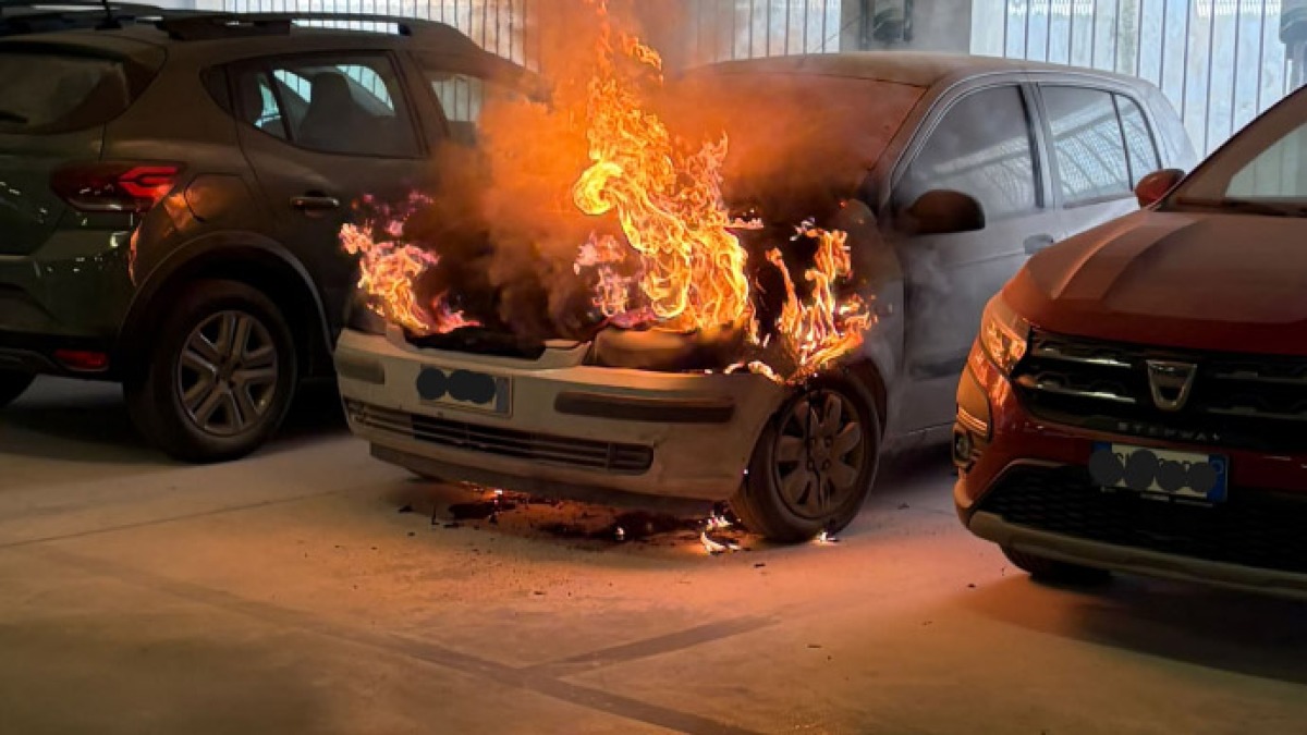 Auto in fiamme nel parcheggio del Centro direzionale - 
