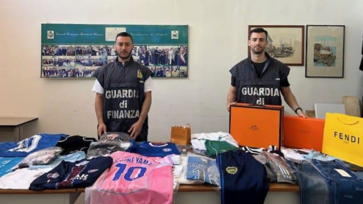 Griffe e calcio: sotto al Vesuvio sequestrati prodotti contraffatti per 7 milioni di euro - 