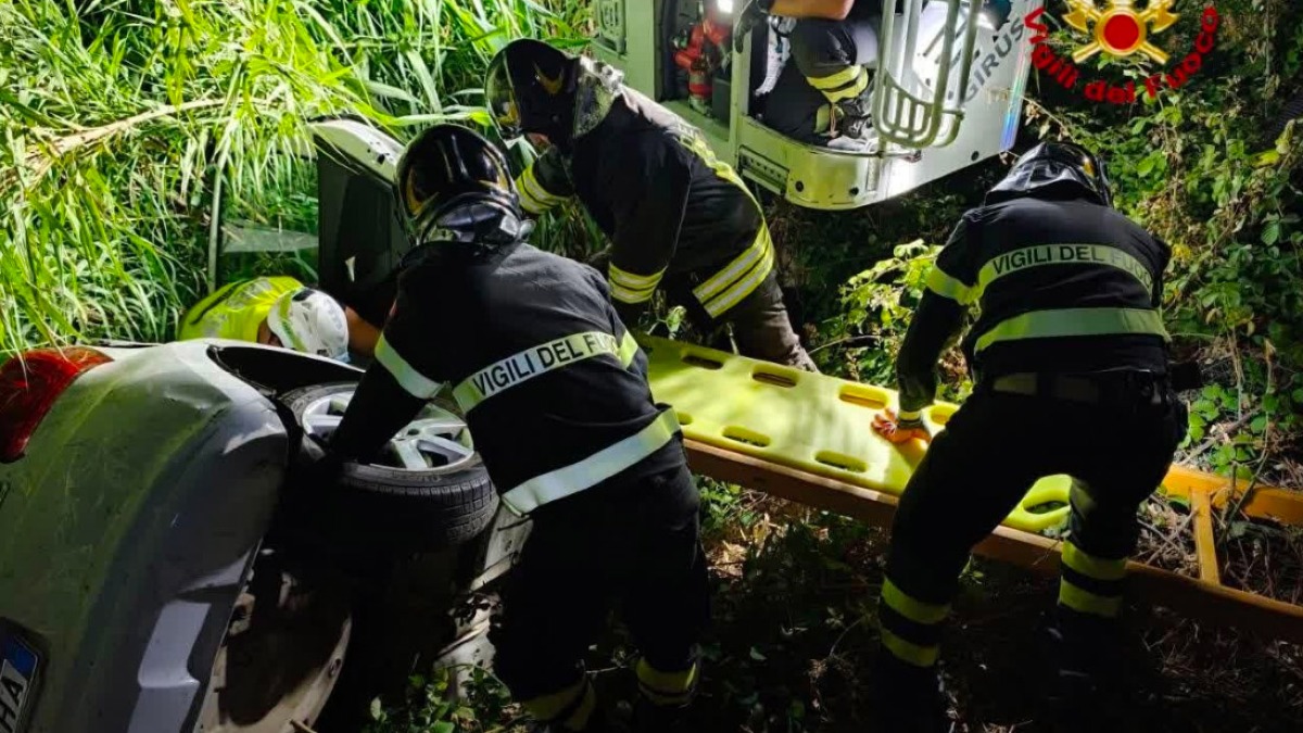 Auto nella scarpata, tre feriti: gravissimo 17enne - 