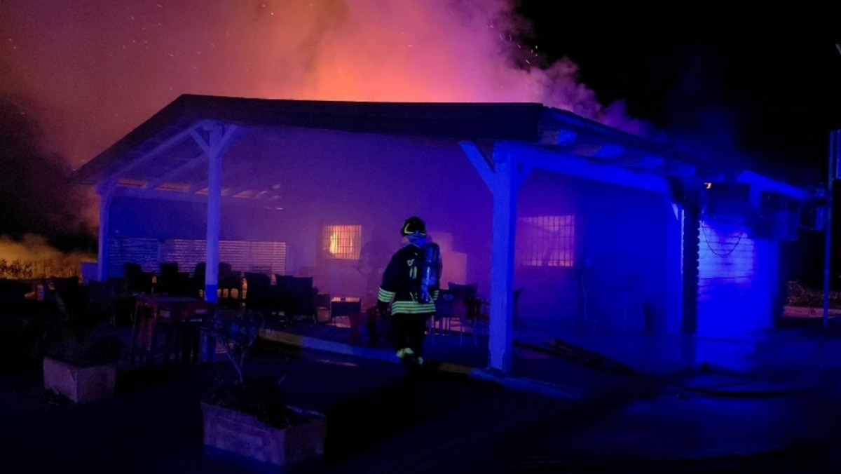 Bar di legno divorato dalle fiamme