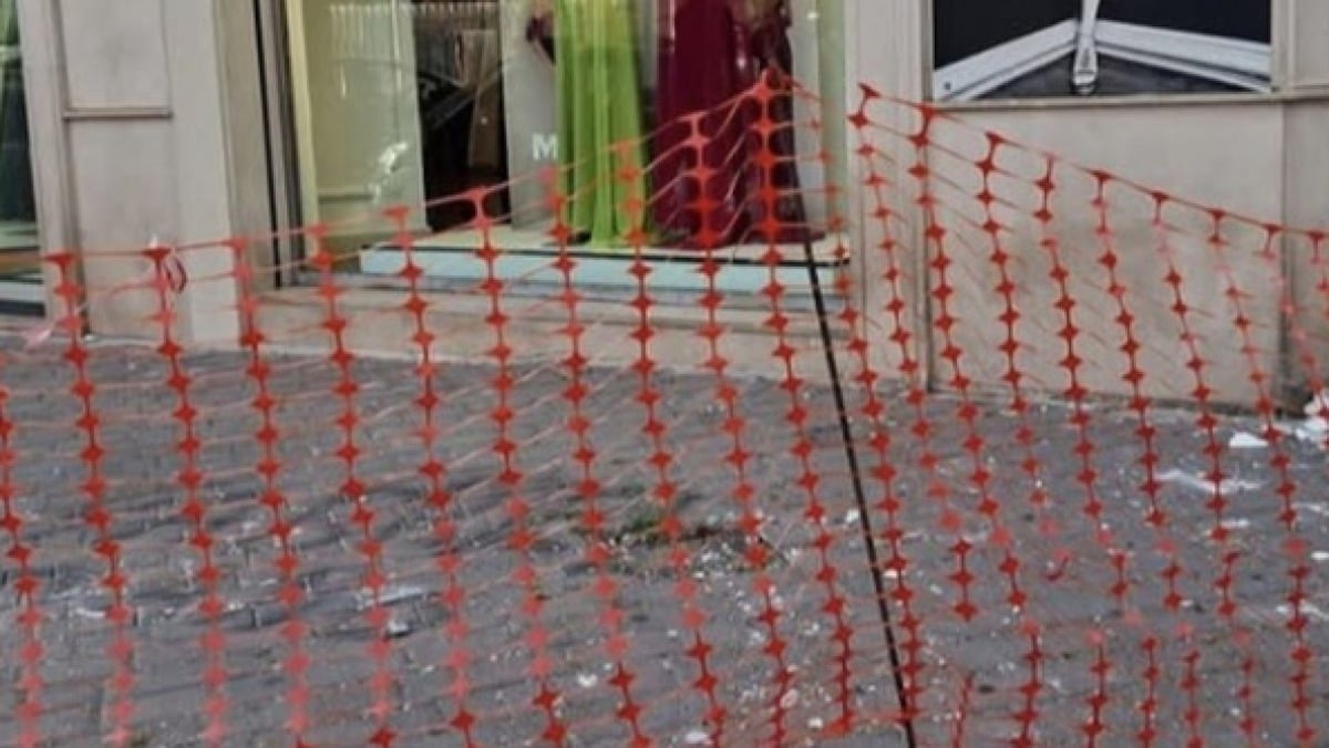 Cadono calcinacci tra la gente che passeggia - 