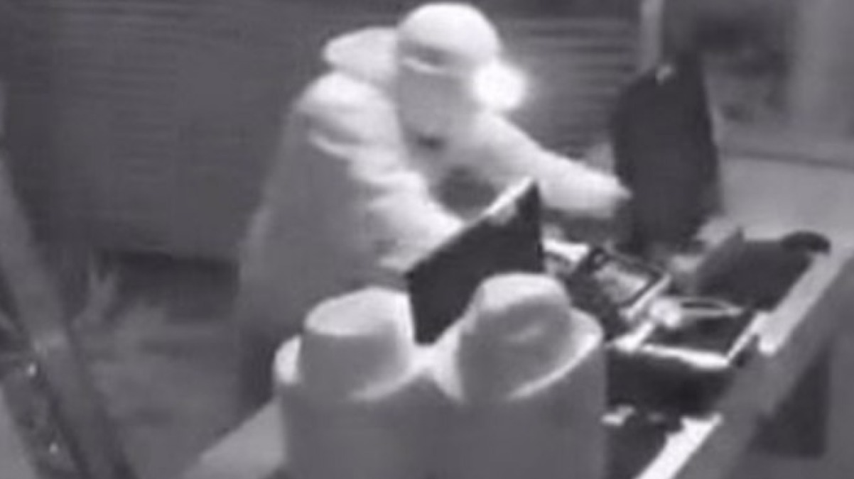Sfondano la vetrina con l'auto e svaligiano il negozio di telefonia - 