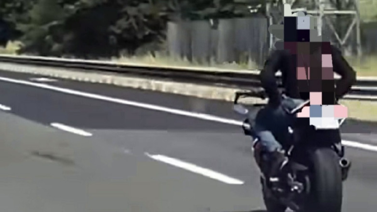 In autostrada per chilometri senza usare le mani in moto - 