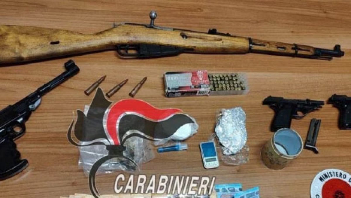 Due fratelli minacciano il vicino con fucile e pistola - 