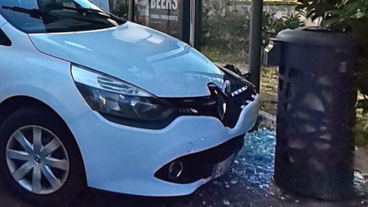 Dimentica il freno a mano, auto sfonda la pensilina del bus