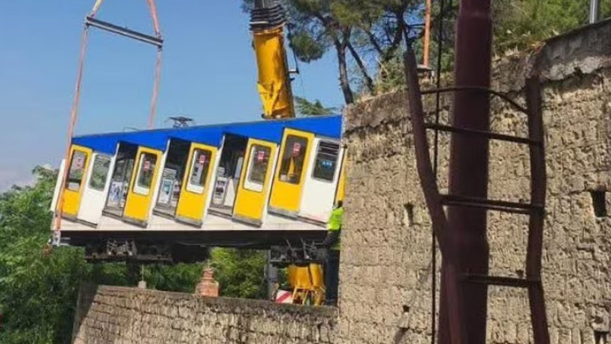 Funicolari sollevate con una gru per la manutenzione - 