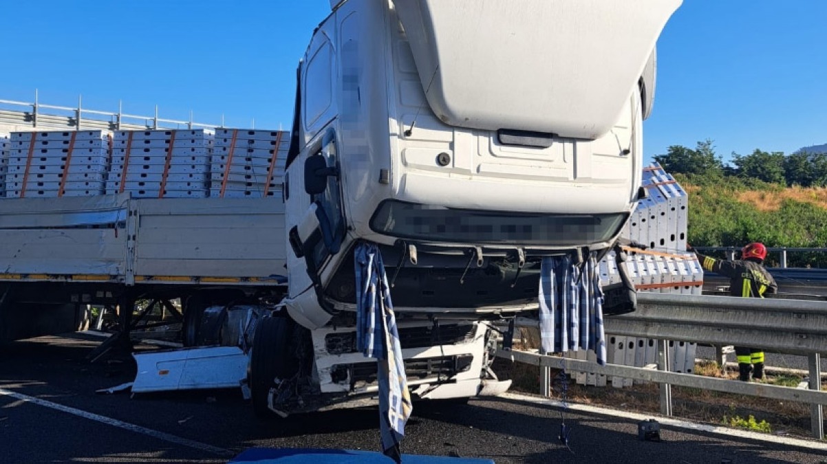 Tir contro le barriere sull'A30 verso Nola: gli occupanti volano sull'asfalto - 