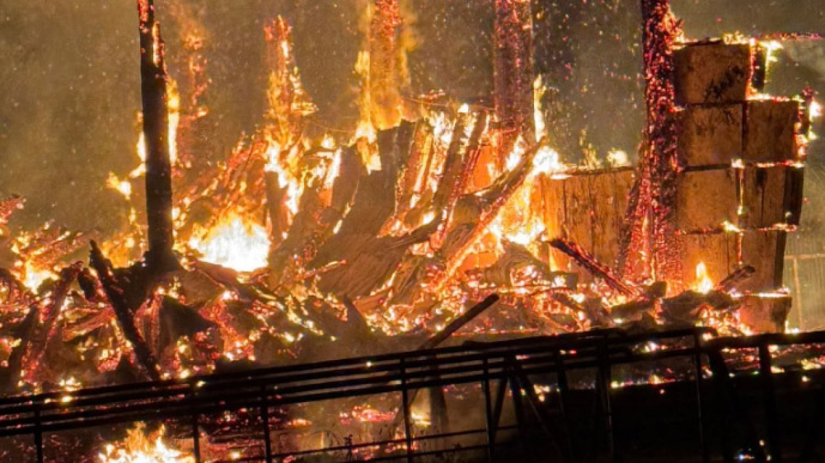 Incenio nel parco di Longola a Poggiomarino, una delle strutture distrutta dalle fiamme - 