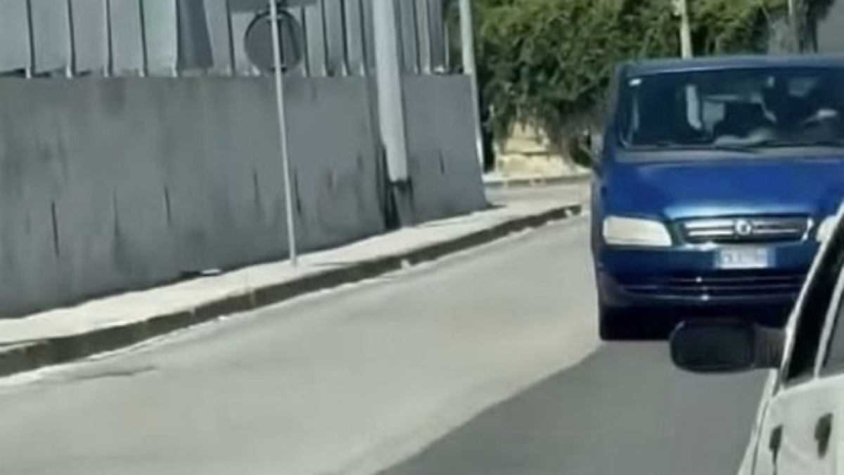 Curve in retromarcia, manovre da paura riprese dalla telecamera - 