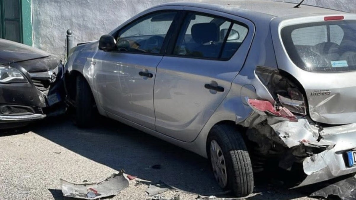 Si risveglia e trova la sua auto distrutta - 