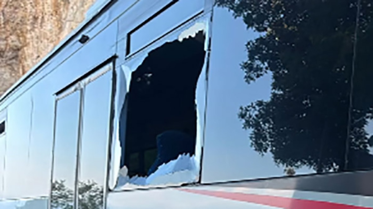 Lancia un sasso contro il bus e ferisce al volto una ragazza - 