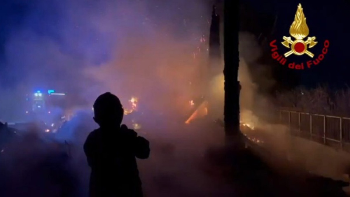 Altro incendio a Longola il giorno dopo la visita del prefetto - 