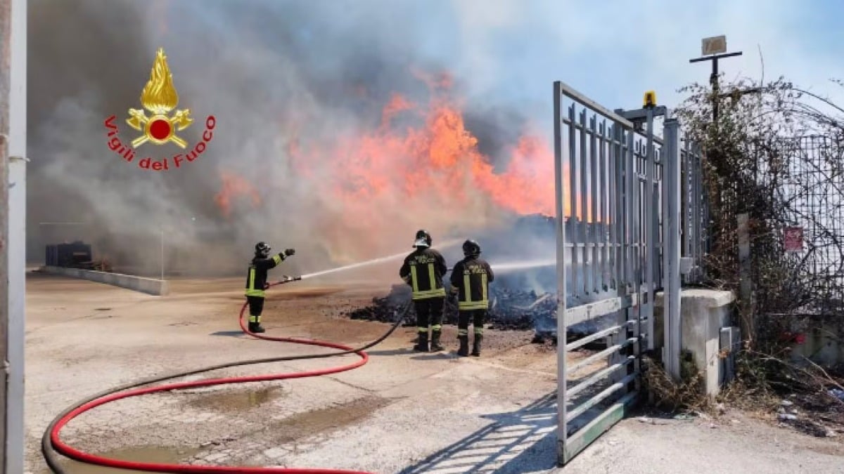 Brucia maxi-deposito di pedane: pompieri in massa sul posto - 