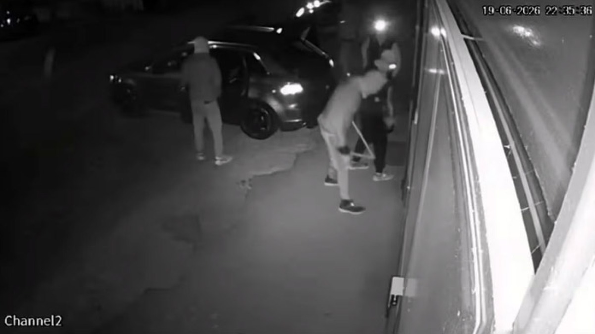 Ladri scassinano negozio e distruggono la telecamera che li riprende - 