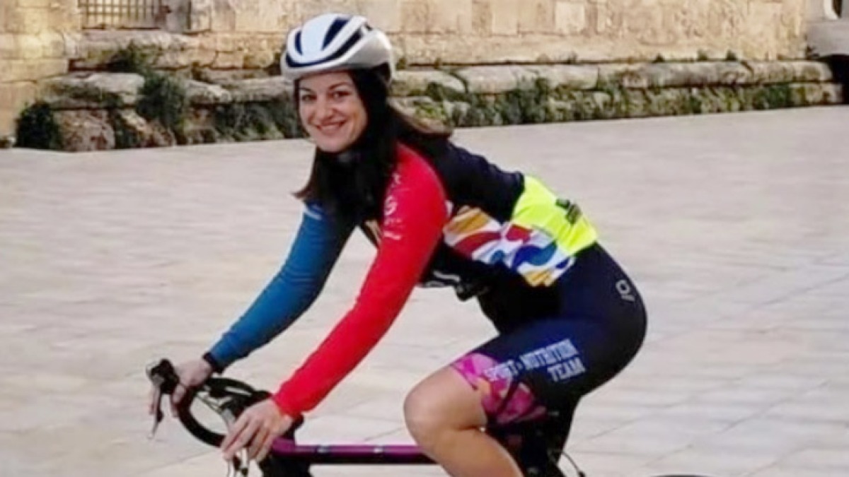 Auto sorpassa e uccide una ciclista - 