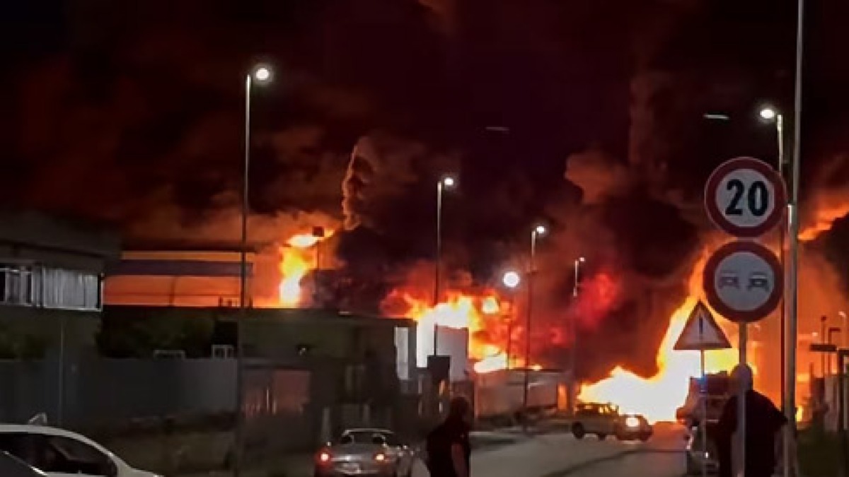 Brucia azienda a Sarno, nube di fumo fino ai Paesi Vesuviani - 