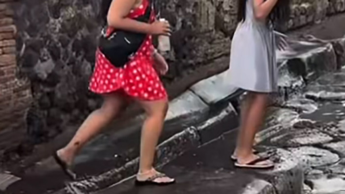 Bomba d'acqua a Pompei, i turisti camminano sulla pietre antiche  - 