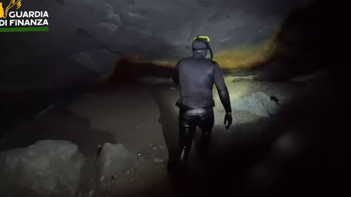 Oltre 40 chili di droga nascosti in una grotta nel mare - 