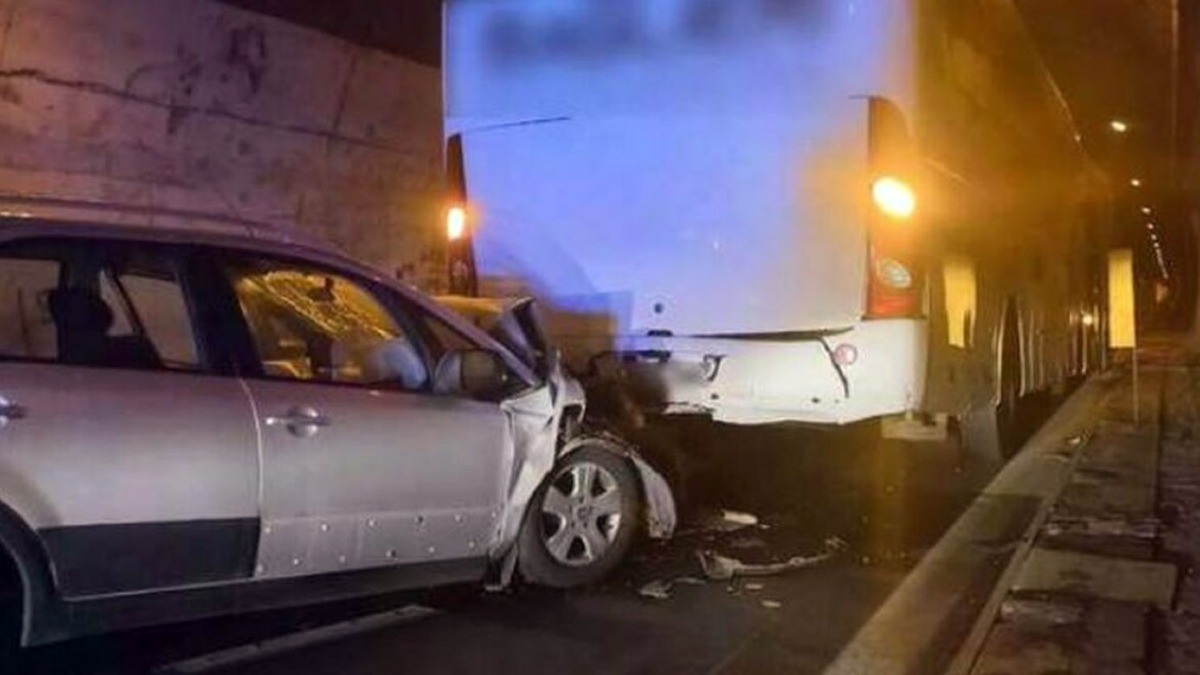Auto contro bus dopo il concerto di Geolier: muore il papà, ferita la figlioletta - 
