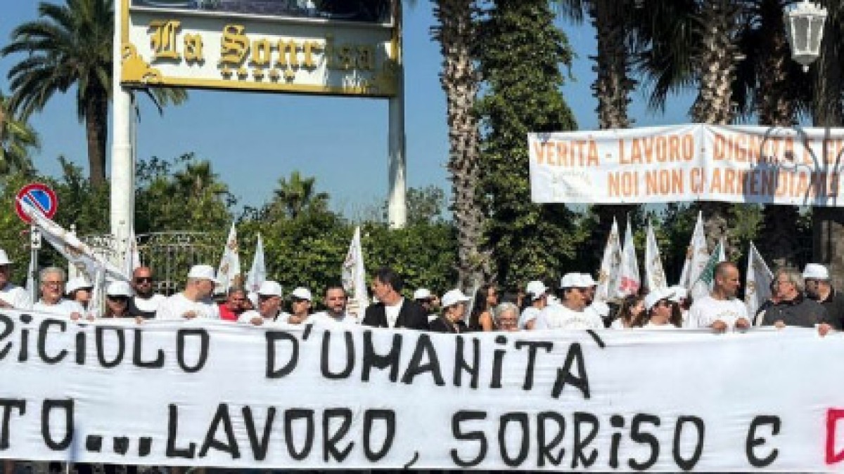 Manifestazione dei dipendenti del Castello delle Cerimonie. "Ci avete tolto la dignità" - 