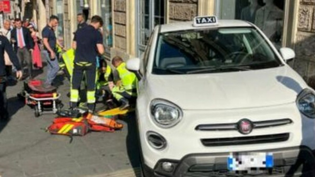 Taxi perde il freno a mano e investe una donna - 