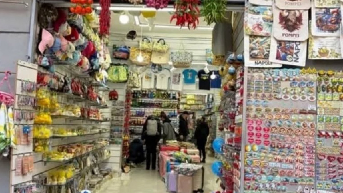 Stop ai negozi di souvenir in massa, scattano i provvedimenti - 
