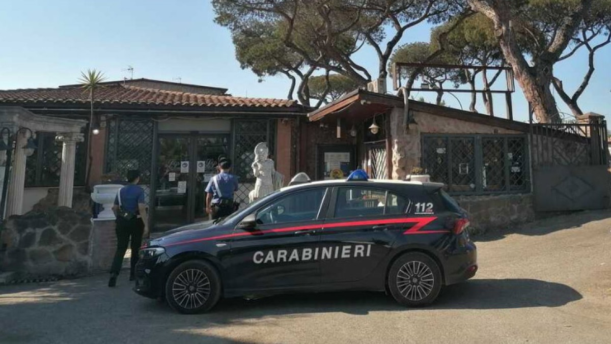 Ucciso a coltellate davanti al bar - 