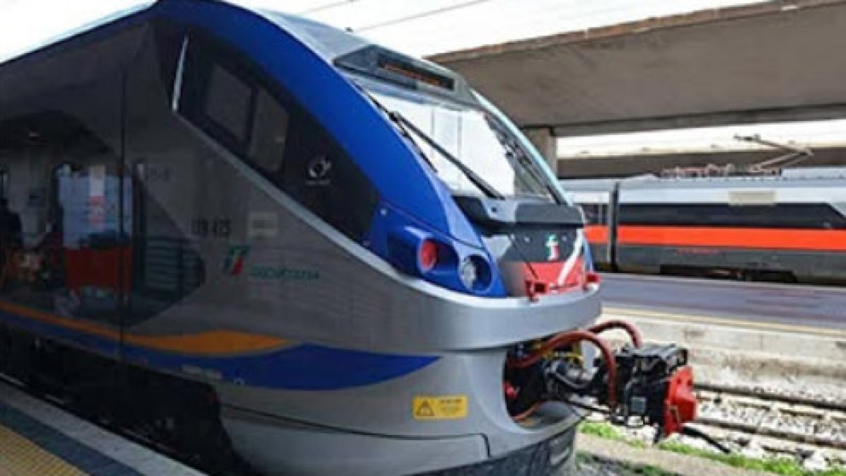 Tagliati i treni dalle 16 alle 18,30: "Trattati come viaggiatori di Serie B" - 