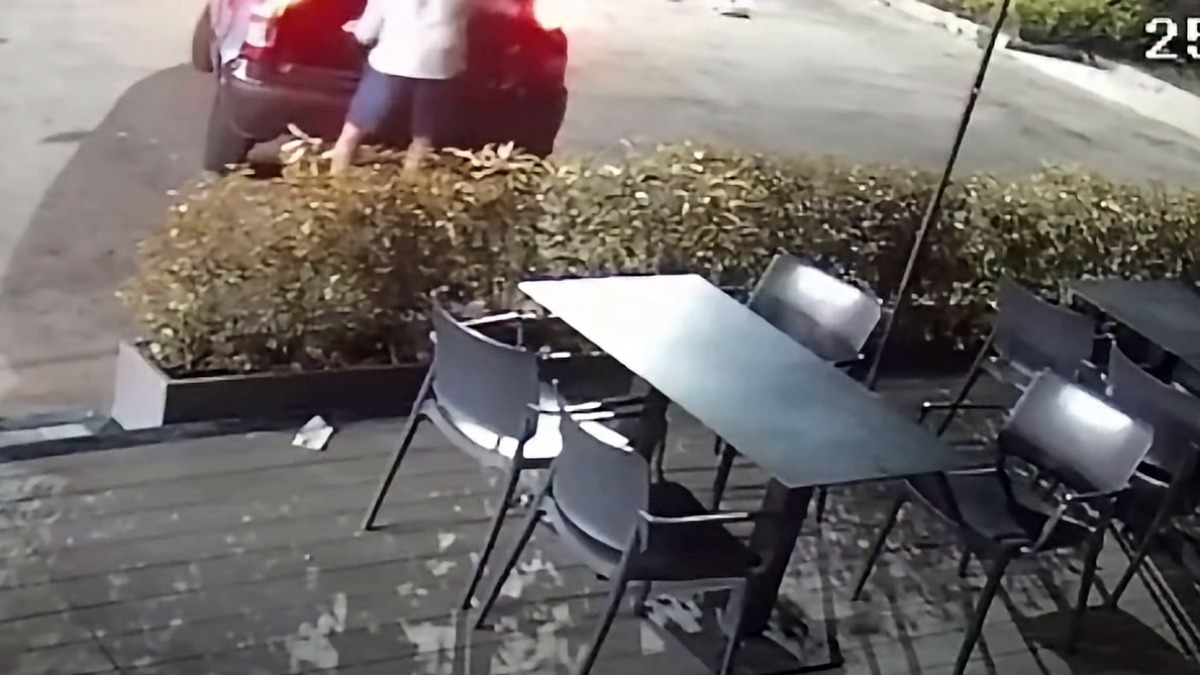 Sant'Anastasia, ruba sei sedie e quattro sgabelli da un bar