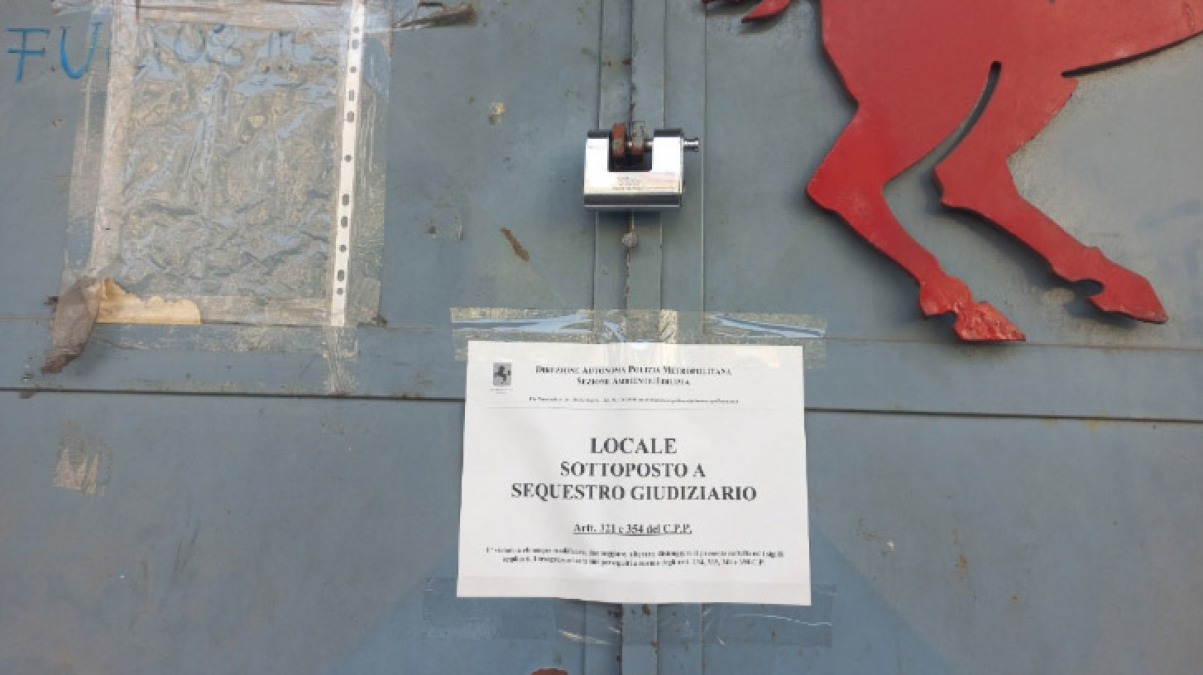 Titolari dell'officina abusiva aggrediscono i poliziotti - 