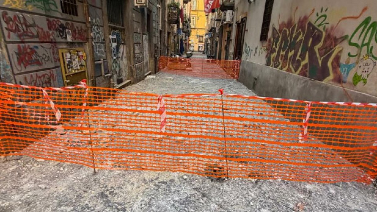 Crollano calcinacci nel Centro Storico tra i turisti, strada chiusa - 
