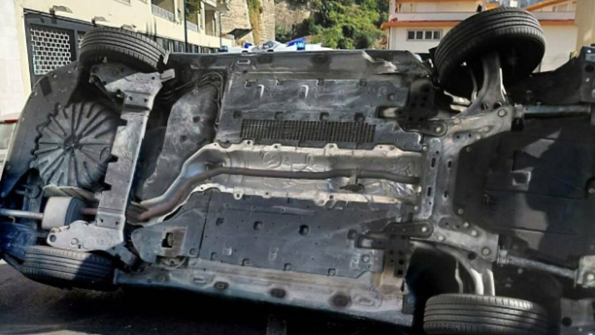Ad alta velocità finisce per ribaltarsi - 