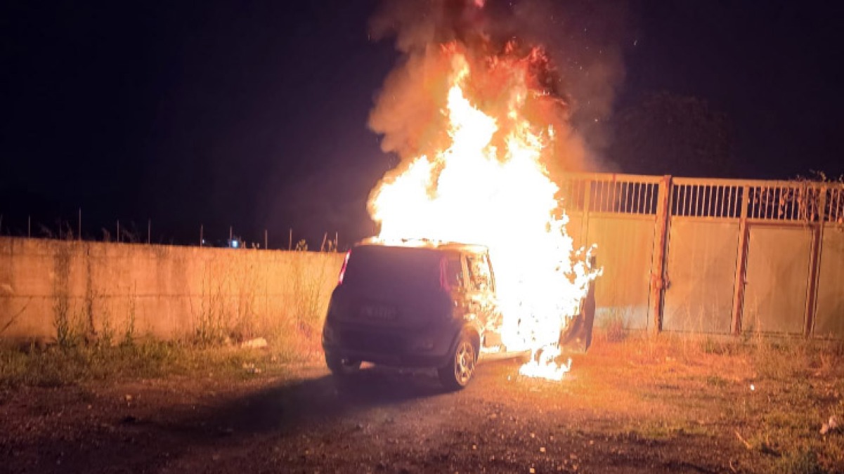 Auto a fuoco tra Poggiomarino e Boscoreale, imprenditore resta ustionato - 