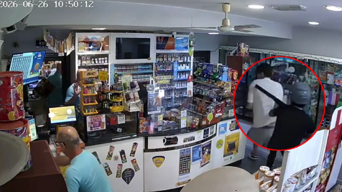 Rapinano tabaccheria puntando un kalashnikov al titolare - 