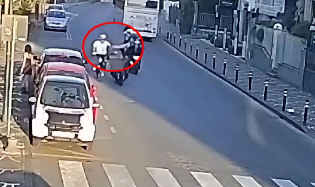 Pompei, ciclista spinto a terra da persone in scooter - 