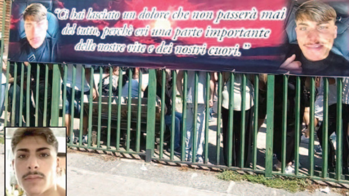 Tutto il dolore per l'addio a Lorenzo ucciso per una partita a calcetto - 