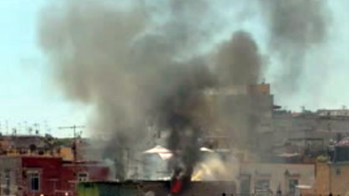 Fiamme su un terrazzo nel cuore della città: paura e nube tossica - 