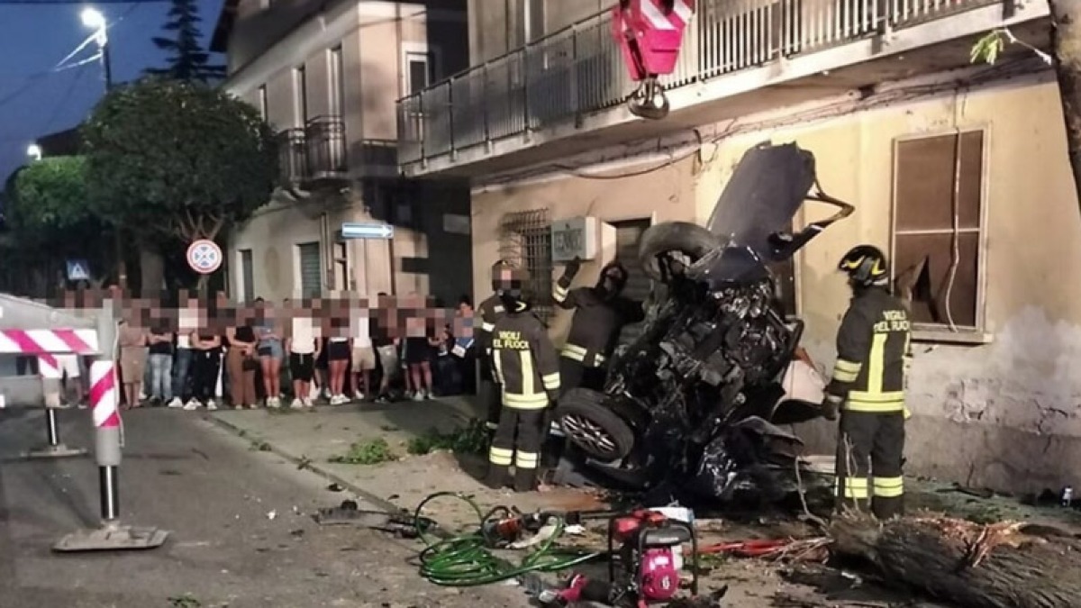 Incidente nel centro abitato, muore 18enne - 
