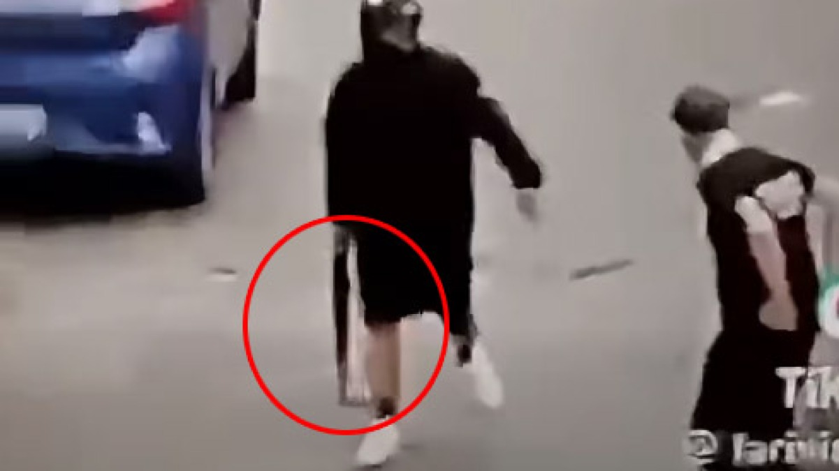 Colpi di kalashnikov e sedie lanciate davanti alla stazione - 