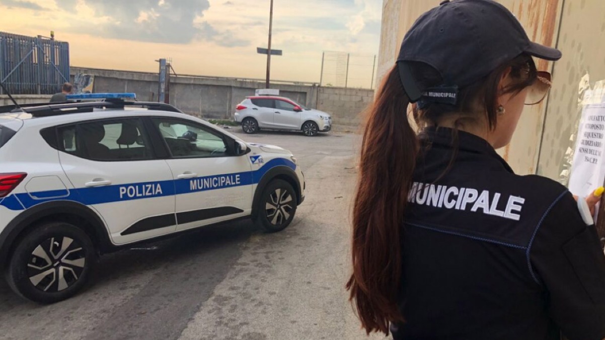 Capannoni pieni di indumenti usati: maxi-sequestro nei Paesi Vesuviani - 