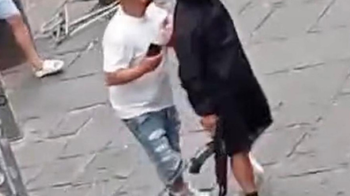 Spari con il kalashnikov tra i vicoli e la folla: fermati due uomini e una donna - 