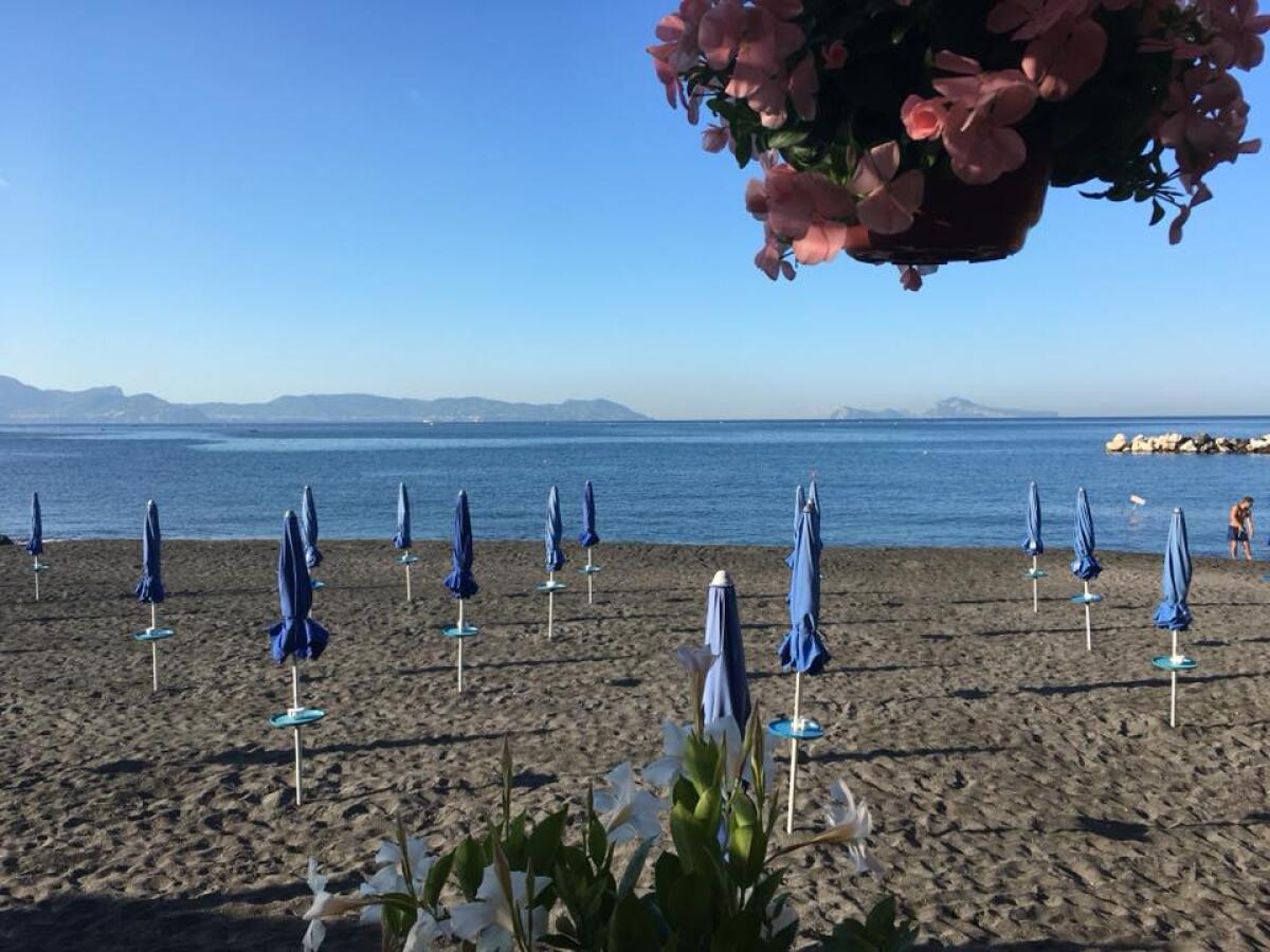 Bimbo calpesta grosso chiodo in spiaggia a Vietri: operato d'urgenza